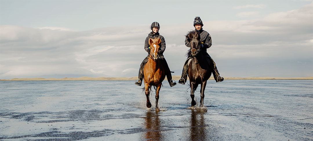 Rider islandshäst på lyxig ridresa Snæfellsnes Island
