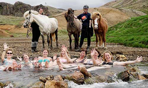 Rider islandshäst under ridresa på Island
